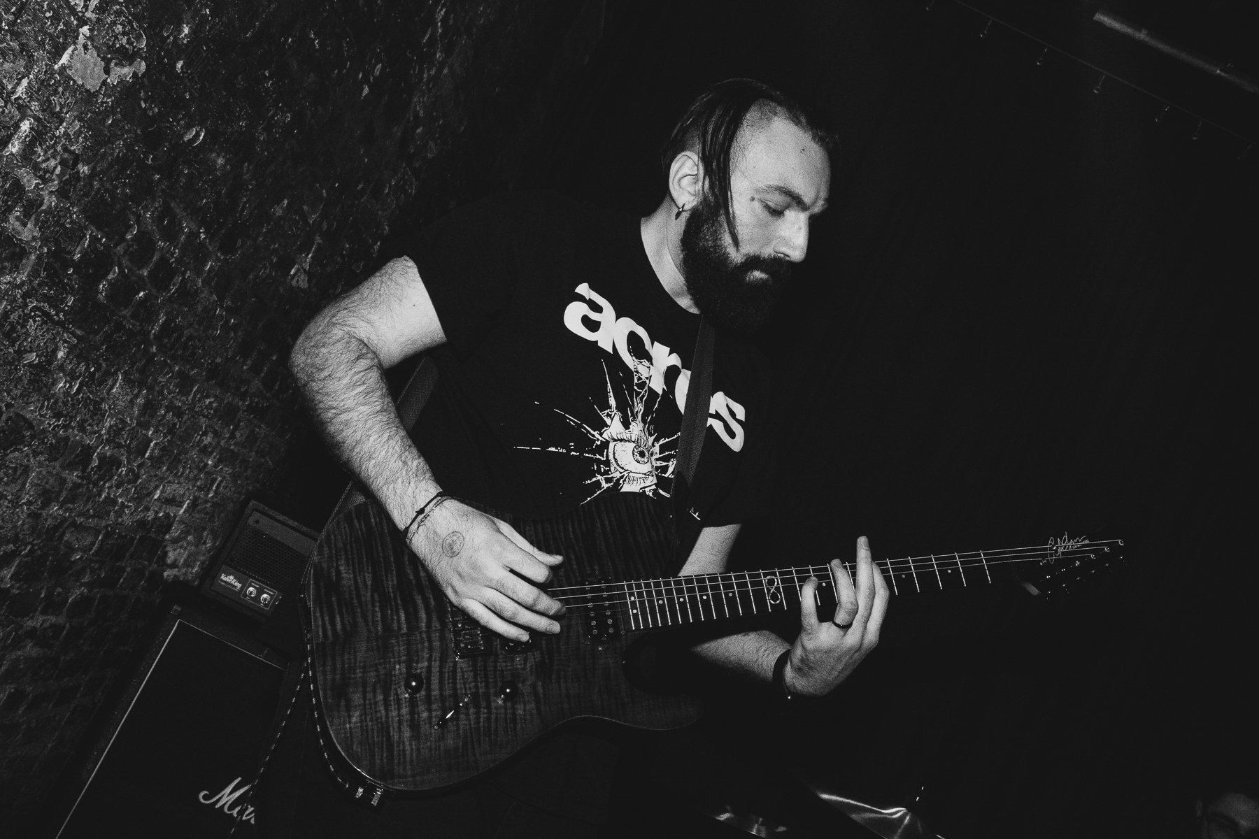 Giuseppe Tricoli che suona la chitarra dal vivo